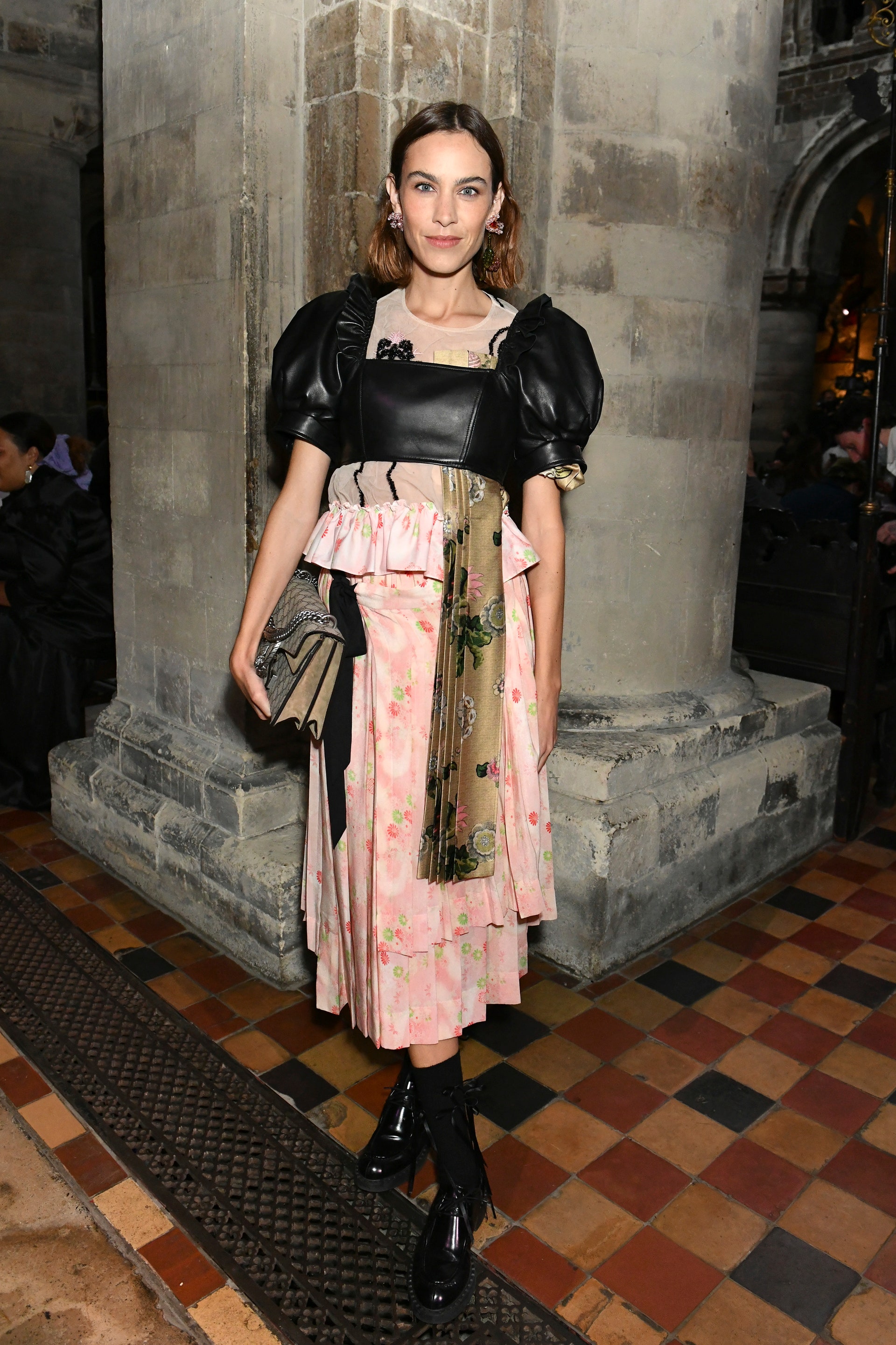 Alexa Chung au dfil Simone Rocha printempst 2022  la Fashion Week de Londres.