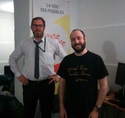 Le député Philippe Latombe et Étienne Gonnu, chargé de mission affaires publiques pour l'April, dans les studios de radio Cause Commune