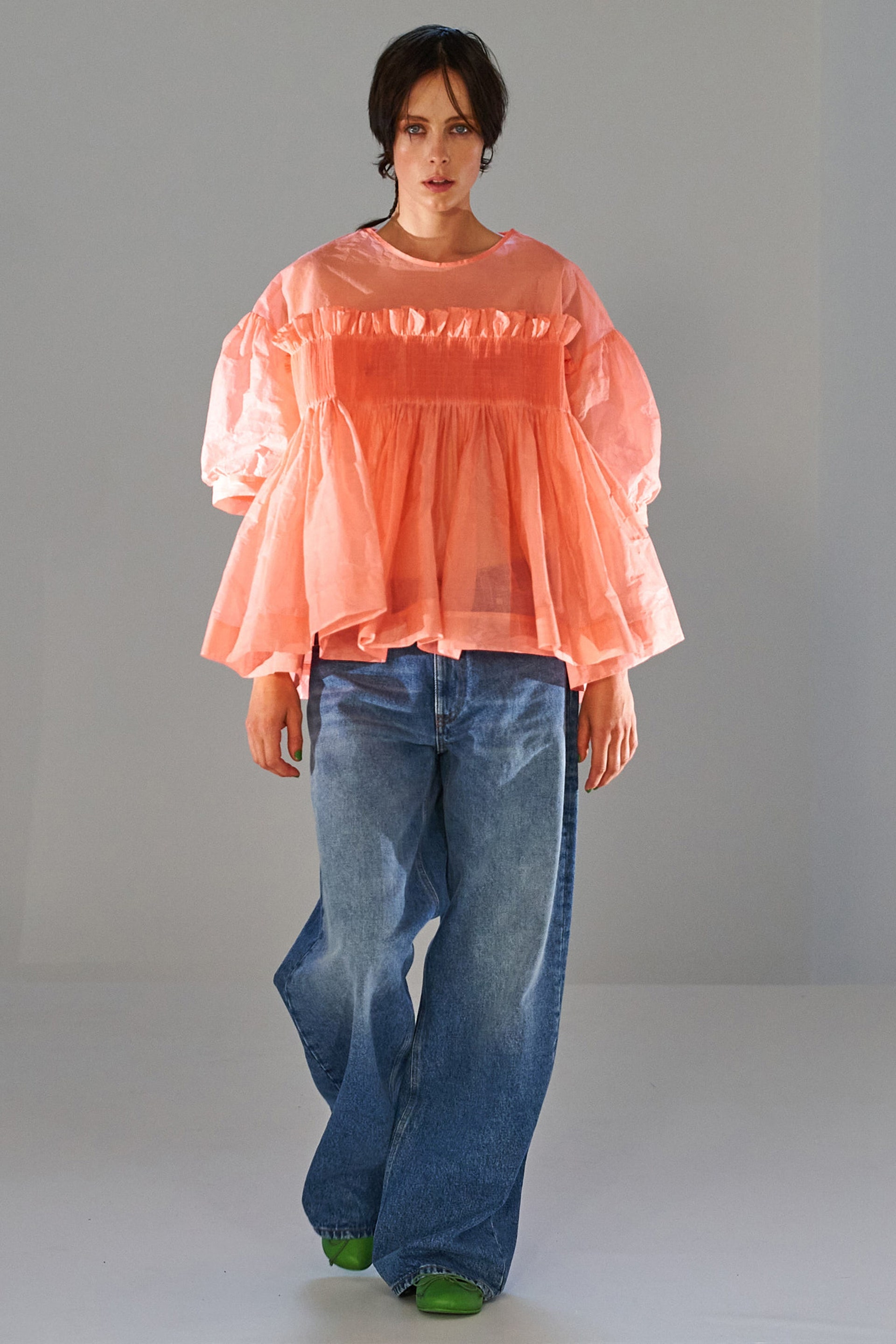 Edie Campbell en el desfile de Molly Goddard PrimaveraVerano 2022 con blusa salmn y baggy jeans