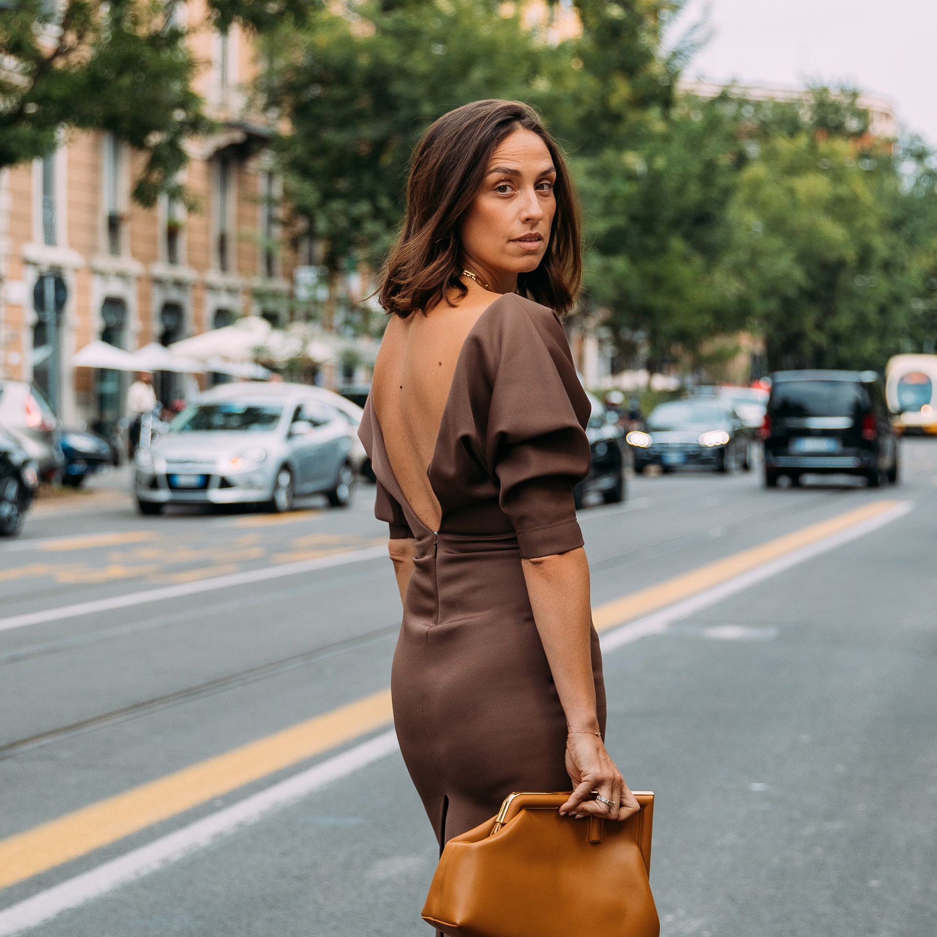 erika boldrin con vestido marrn con botas marrones