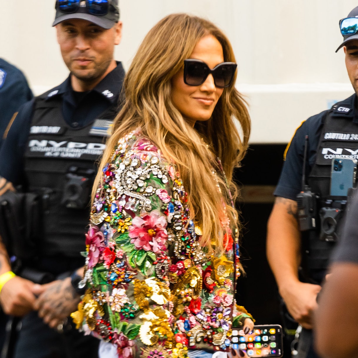 Jennifer Lopez sabe cules son los zapatos de tacn que mejor combinan con baggy jeans