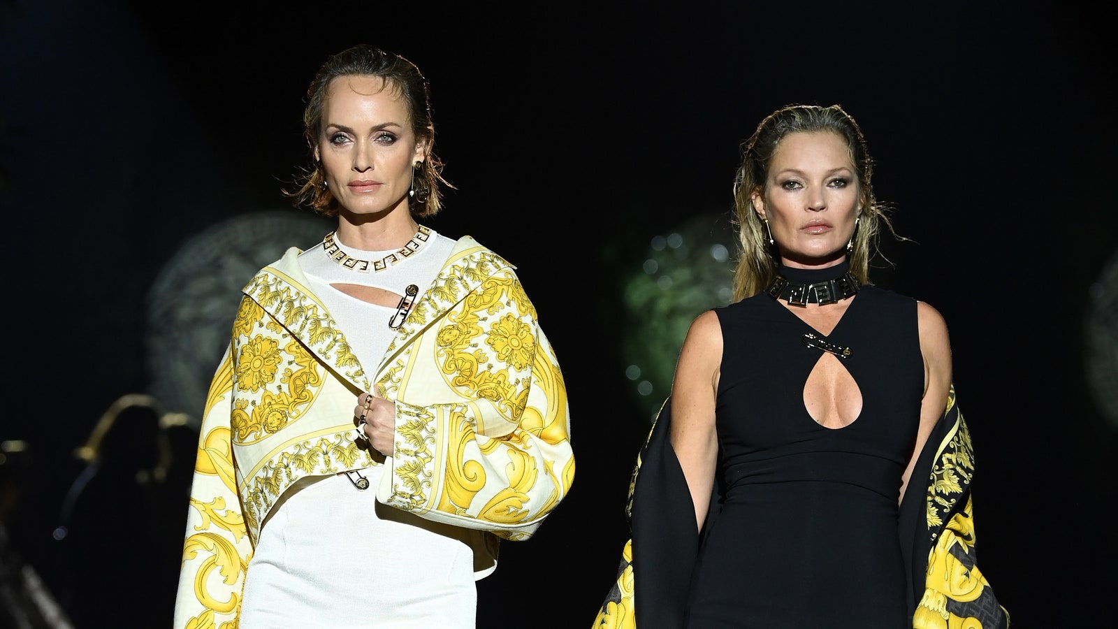 Amber Valletta y Kate Moss en la pasarela de Versace y Fendi de Milan Fashion Week primaveraverano 2022