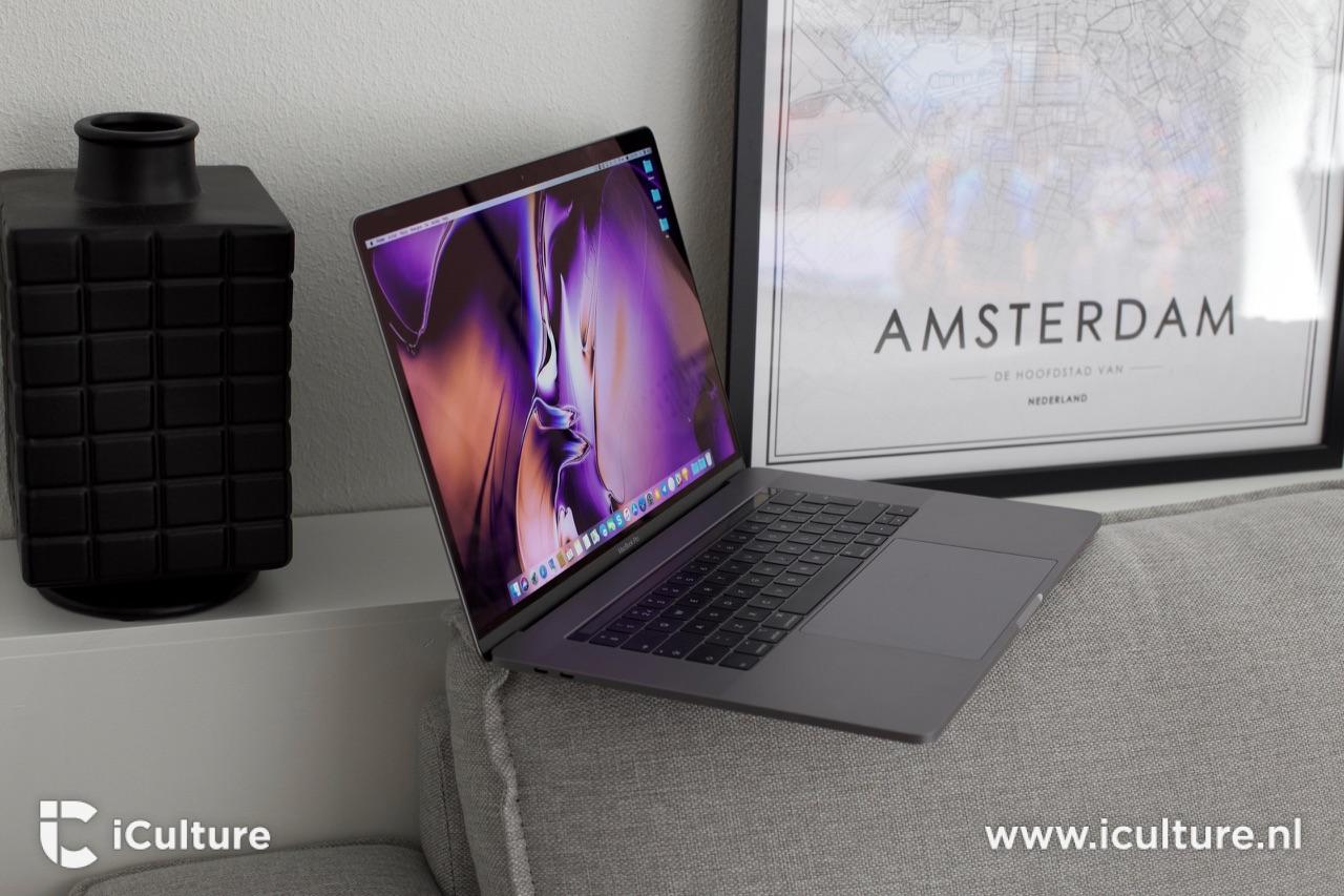 MacBook Pro 2018 vanaf de zijkant op de bank.