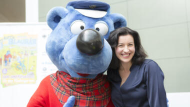 Dorothee Bär Arm in Arm mit Käpt'n Blaubär.