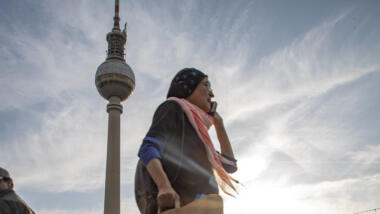 Frau telefoniert vor Fernsehturm