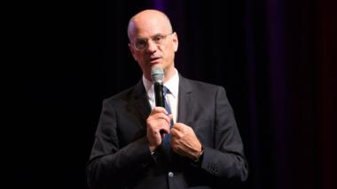 Jean-Michel Blanquer mit einem Mikrofon in der Hand