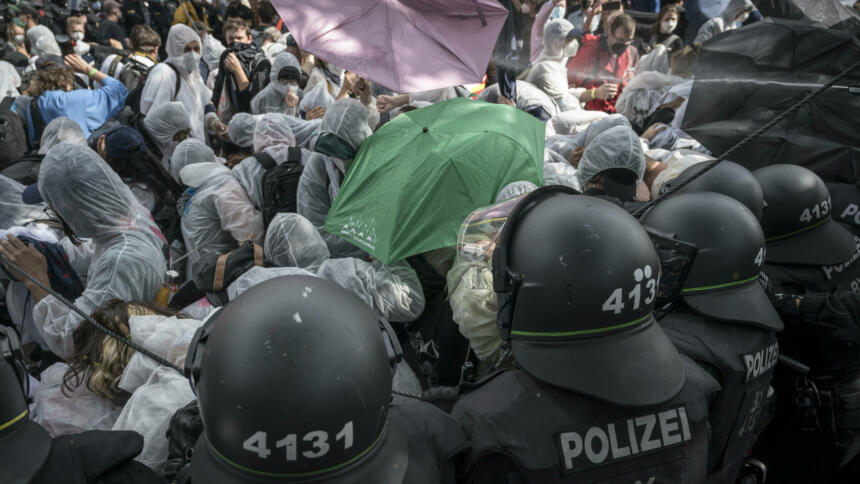 Polizei geht gegen Demonstrierende vor