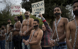 מהגרים מאריתריאה מוחים על תוכנית הממשלה לגרשם בכפייה, 17 בינואר 2018 (צילום: AP/Oded Balilty)