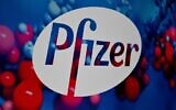 In this file photo the Pfizer logo is seen at the Pfizer Inc. headquarters on December 9, 2020 in New York City. - Pfizer said on September 27, 2021 it had begun a middle-to-late stage clinical trial of a pill to stave off Covid in people who are exposed to infection. (Photo by Angela Weiss / AFP)