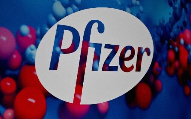 In this file photo the Pfizer logo is seen at the Pfizer Inc. headquarters on December 9, 2020 in New York City. - Pfizer said on September 27, 2021 it had begun a middle-to-late stage clinical trial of a pill to stave off Covid in people who are exposed to infection. (Photo by Angela Weiss / AFP)