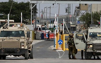 Israeli security forces stand guard at the Gilboa/Jalama checkpoint, located north of the West Bank town of Jenin, on October 24, 2015. (Jaafar Ashtiyeh/AFP)