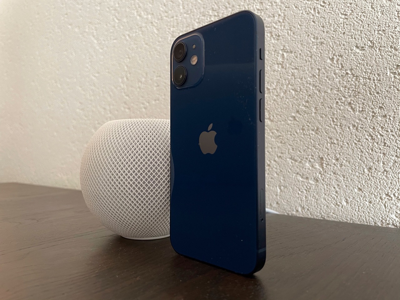 iPhone 12 mini review met HomePod mini.