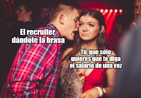 Una imagen de un tío pesado hablando a una chica en una discoteca. La chica tiene cara de aburrirse. El tío se ha etiquetado con las palabras "El recruiter dándote la brasa" y la chica está etiquetada con "Tú, que sólo quieres que te diga el salario de una vez."