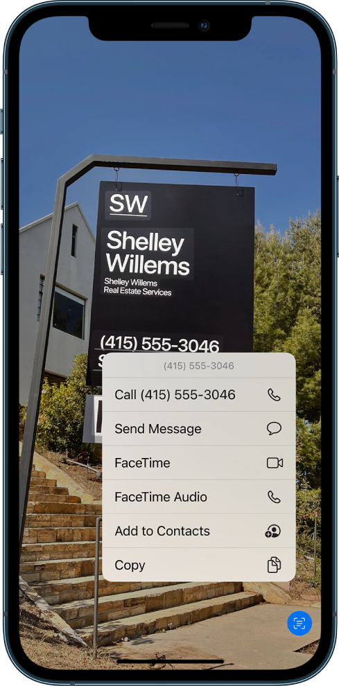 صورة مفتوحة على الشاشة بأكملها. يوجد داخل الصورة علامة تتضمن نصًا ورقم هاتف. رقم الهاتف محدد وتتوفر الخيارات التالية على الشاشة: اتصال وإرسالة رسالة و FaceTime و FaceTime صوتي وإضافة إلى جهات الاتصال ونسخ.