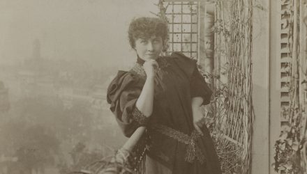 Portrait de l'écrivaine libertaire et féministe Caroline Rémy dite Séverine (1855-1929), sur son balcon.