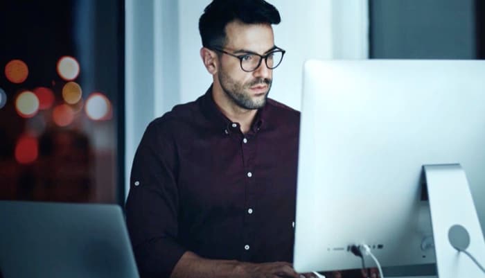 hombre utilizando un cuaderno