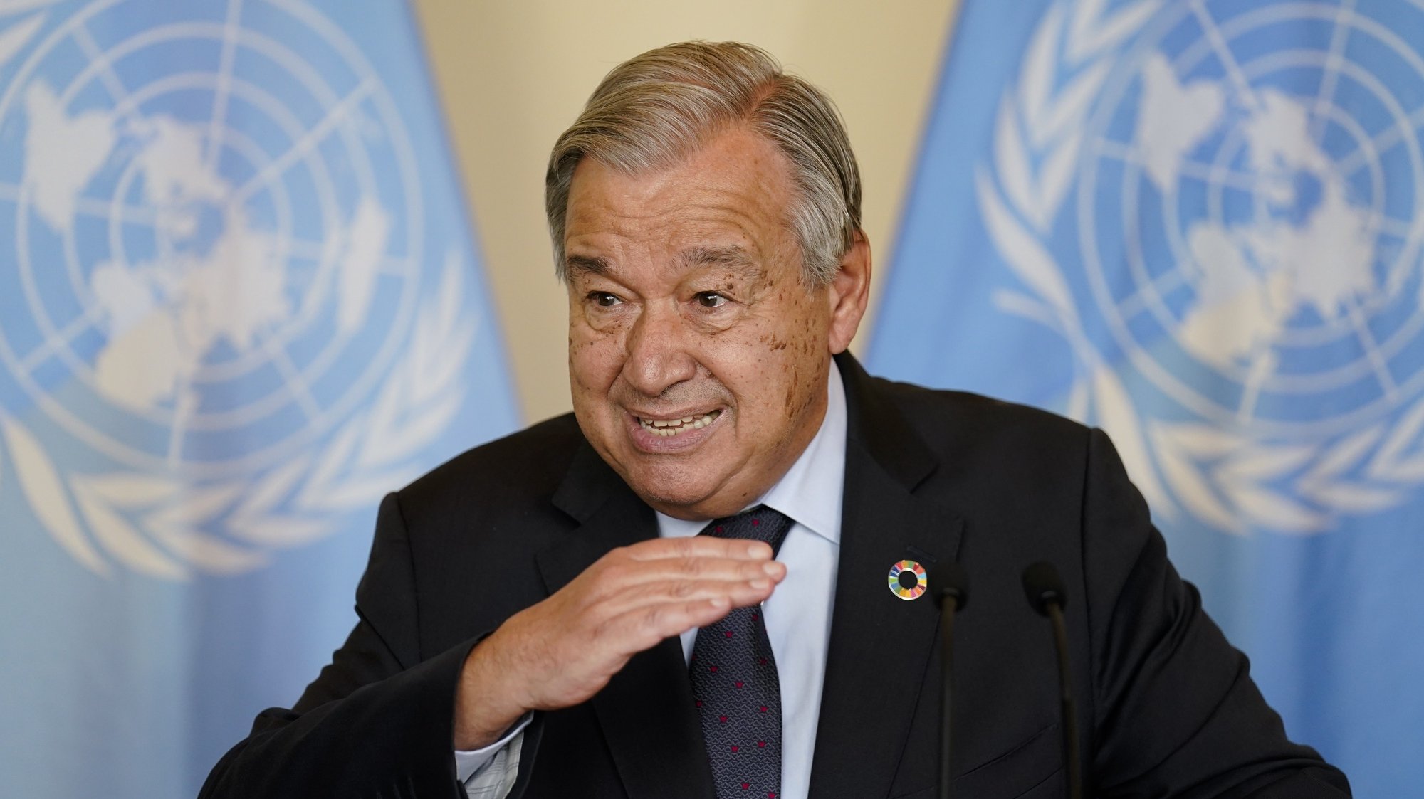 epa09478185 Antonio Guterres, Secretary General of the United Nations, speaks to reporters after a meeting with British Prime Minister for climate change discussions at United Nations headquarters, in New York, USA, 20 September 2021, during the 76th Session of the UN General Assembly.  EPA/JOHN MINCHILLO / POOL