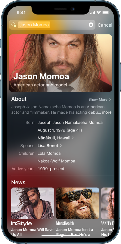 หน้าจอที่แสดงการค้นหาบน iPhone ที่ด้านบนสุดคือช่องค้นหาที่มีชื่อของดารา และด้านล่างช่องค้นหามีผลการค้นหาที่พบสำหรับข้อความเป้าหมาย