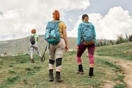 What to wear hiking this fall: 21 women's outfit ideas for cold weather