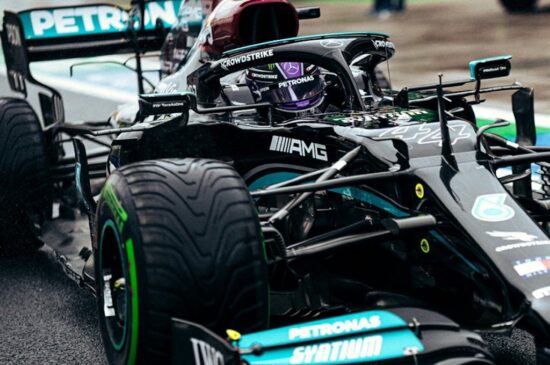 Hamilton nog steeds over de zeik op Mercedes