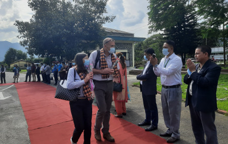 पदयात्रा जान आएका ११ देशका राजदूत र अन्तर्राष्ट्रिय नियोगका कुटनीतिज्ञलाई पोखरा विमानस्थलमा स्वागत गर्दै।  तस्बिरः युवराज श्रेष्ठ/सेतोपाटी