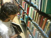 Joven buscando un libro.jpg