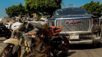 Difunden video del momento en que es arrollada la moto del agresor tras balacera en el AICM