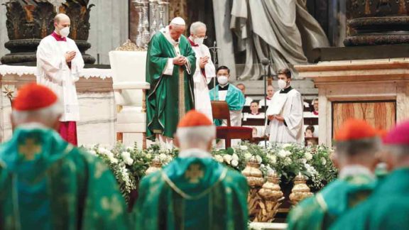 Papa abre consulta sobre temas como o celibato e a participação das mulheres