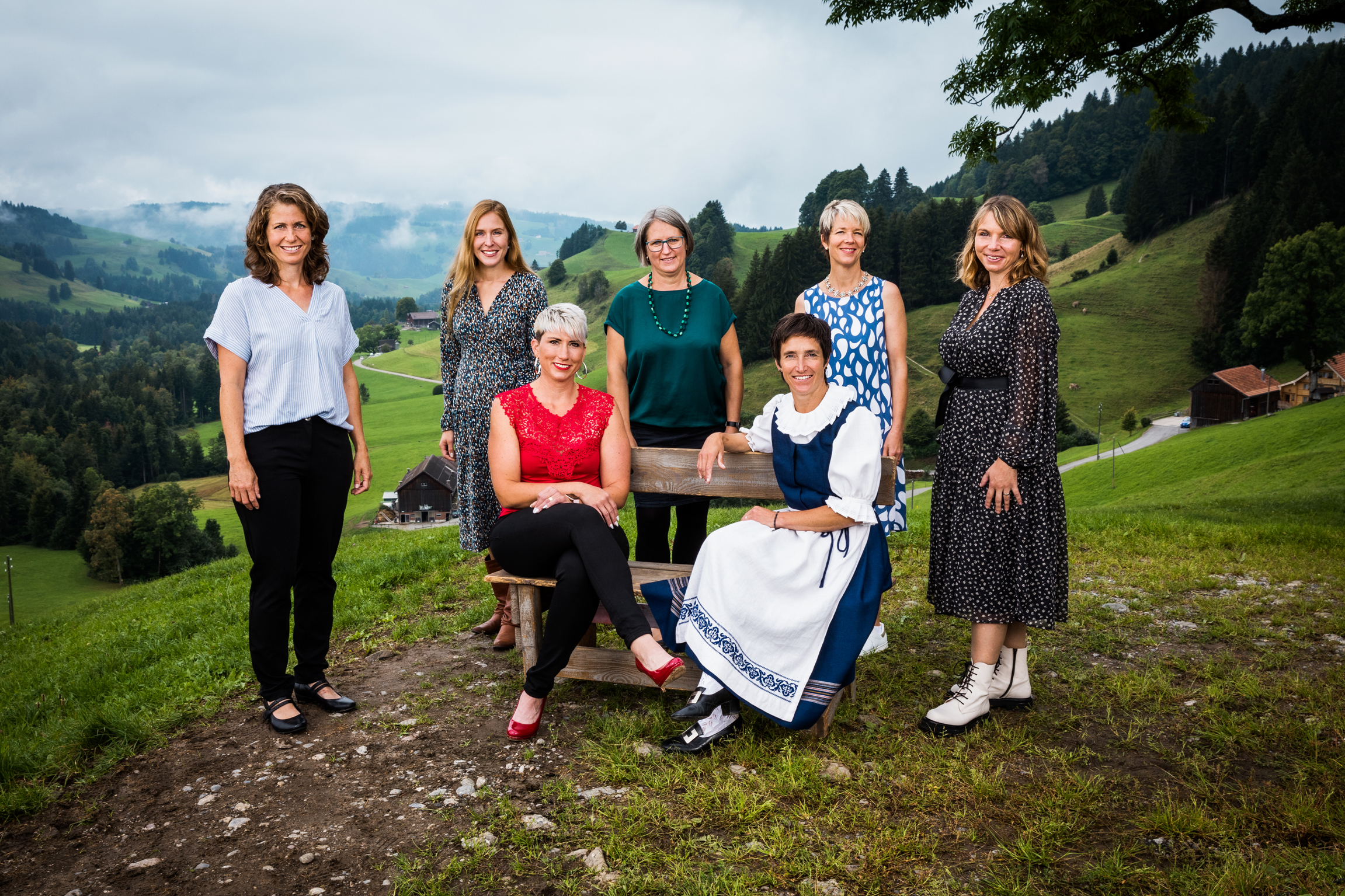 SRF bi de Lüt – Landfrauenküche Staffel 15: Gruppenbild der Landfrauen: v.l. Heidi Lutstorf, Deborah Stadelmann, Sabrina Stadelmann, Maja Tappolet, Regula Schmid, Sonja Vogt-Meyer, Erika Arnbold-Fässler