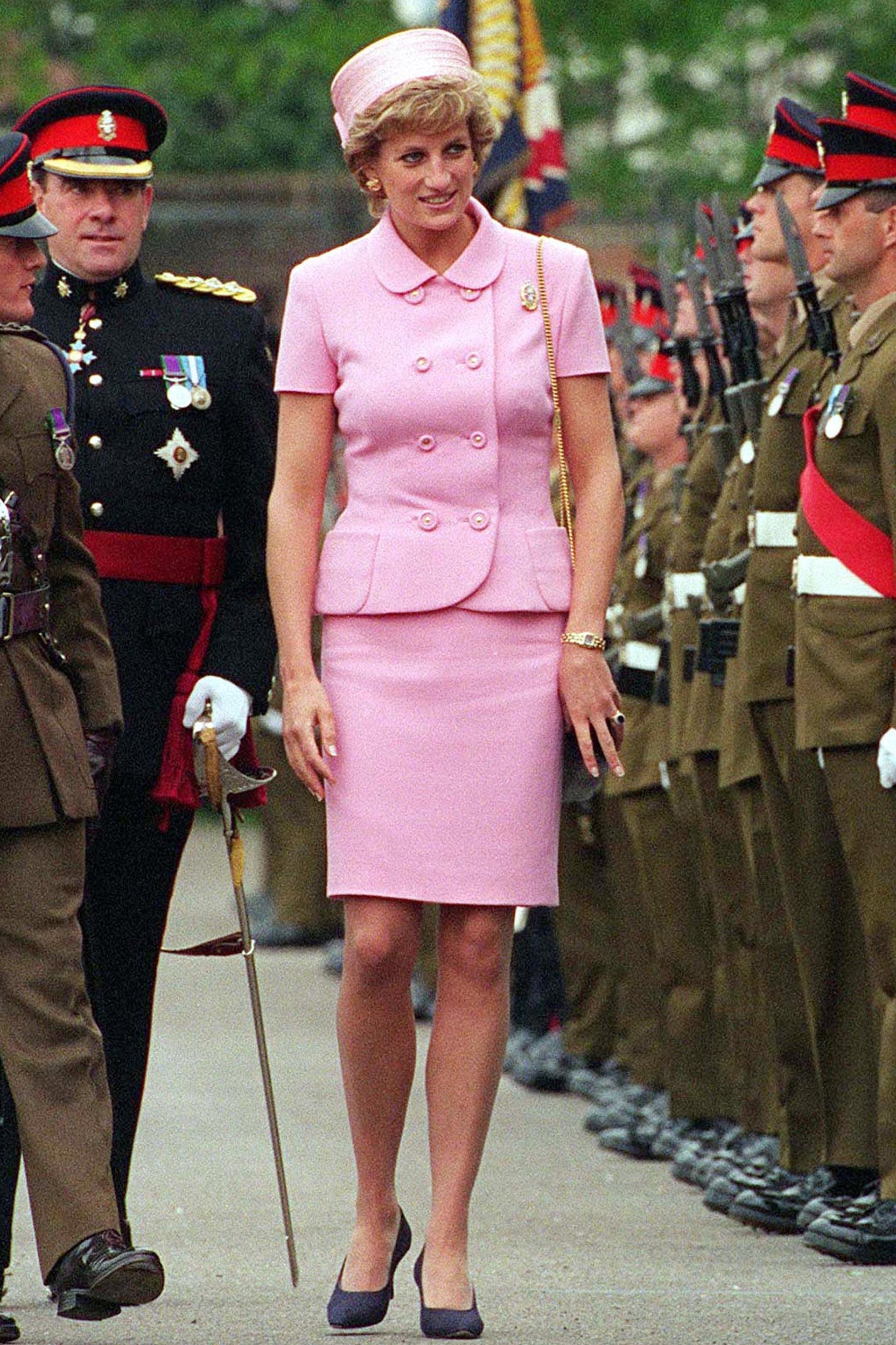 La princesa Diana usando traje de falda color rosa con sombrero a juego