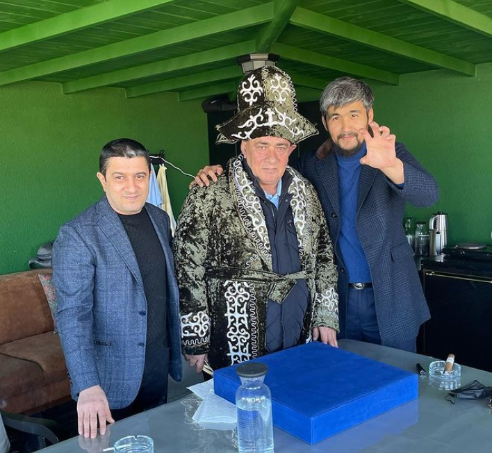 Слева направо: Намик Салифов,   Алааттин Чакыджи в казахской одежде и Арман Дикий. Фото © Instagram/arman_dikiy 