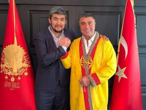 Арман Дикий и Седат Пекер в одежде султана. Фото © Instagram/ sedatpeker 