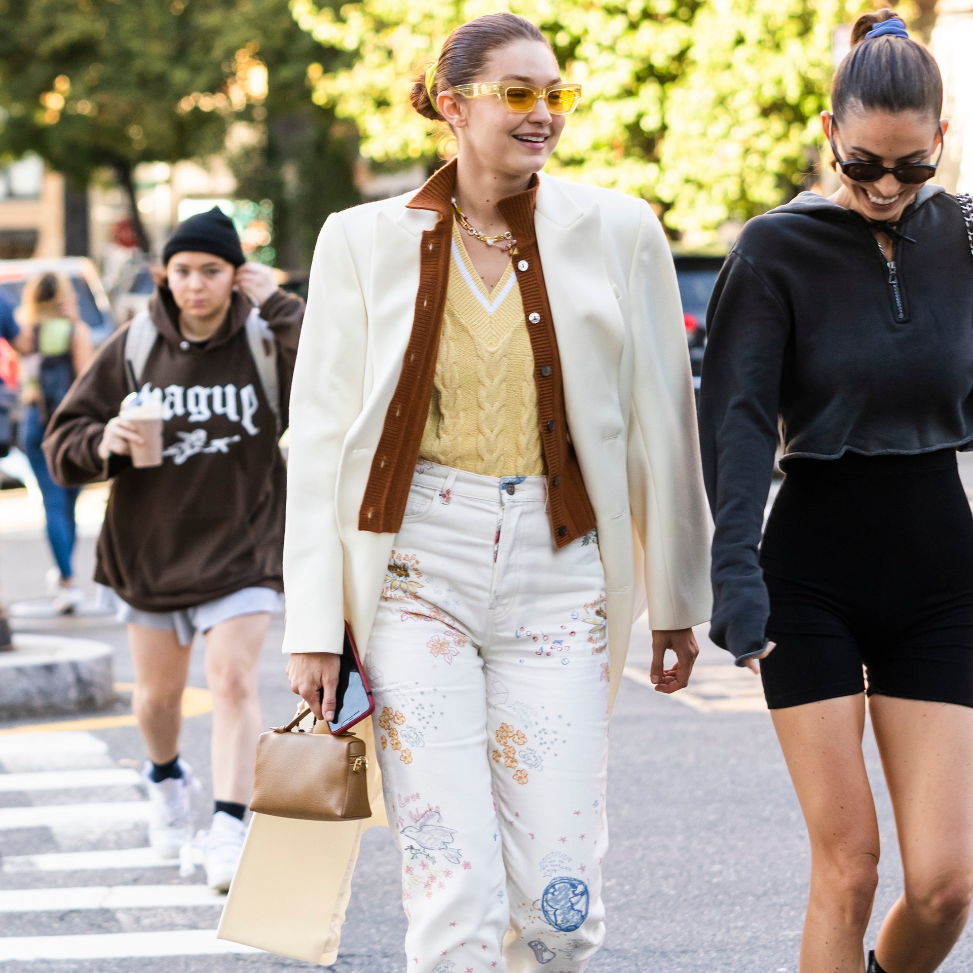 La modelo Gigi Hadid en Nueva York con unos jeans ecolgicos de Reformation