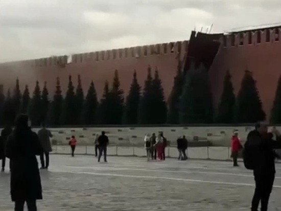 На Кремлевской стене в Москве повреждено три зубца из-за сильного ветра