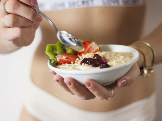 Ученые из США обнаружили, что разгрузочная диета помогает замедлить развитие злокачественных новообразований, пишет журнал Nature
