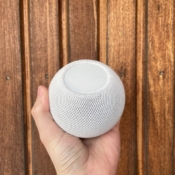 HomePod mini review: compact in de hand.