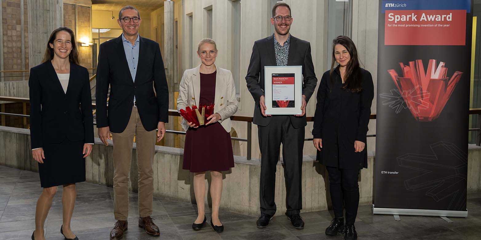 Vanessa Wood, ETH Vice President for Knowledge Transfer and Corporate Relations, with Paolo Ermanni, Nicole Aegerter, Christoph Schneeberger and Shelly Arreguin. (Photo: ETH Zurich / Oliver Bartenschlager)