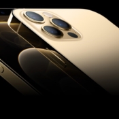 iPhone 12 Pro Max in goud.