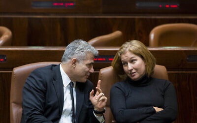 Yair Lapid (L) speaks with Tzipi Livni in the Knesset on December 3, 2014 (Yonatan Sindel/Flash90)