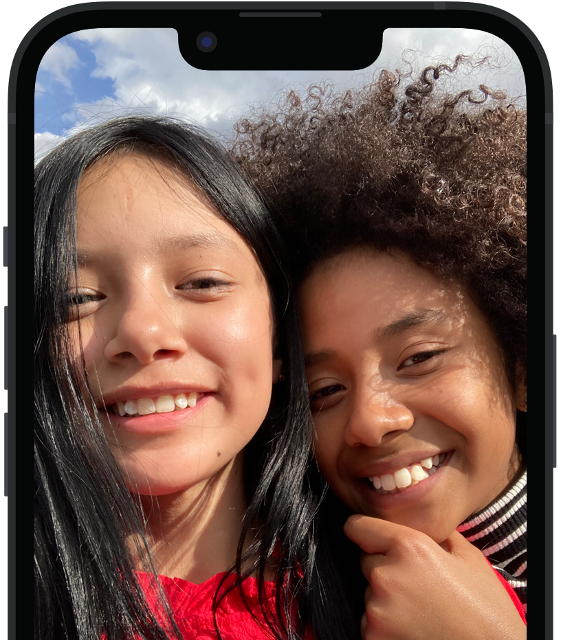 VoiceOver describe la imagen del iPhone y muestra el texto leído. 'Dos personas sonríen y posan para la foto.'
