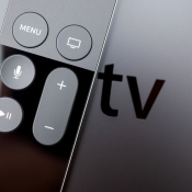 Apple TV met remote, foto via Shutterstock (shutterstock_372008458)