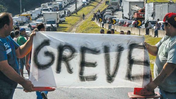 Com altas no preço do diesel e valor dos fretes abaixo do piso, caminhoneiros querem repetir a greve de 2018 