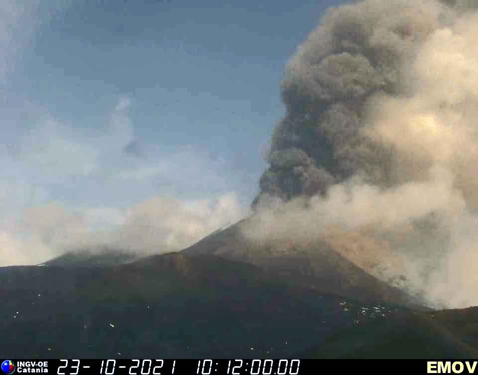 Etna volcano near the end of this morning's paroxysm (image: Montagnola webcam of INGV Catania)