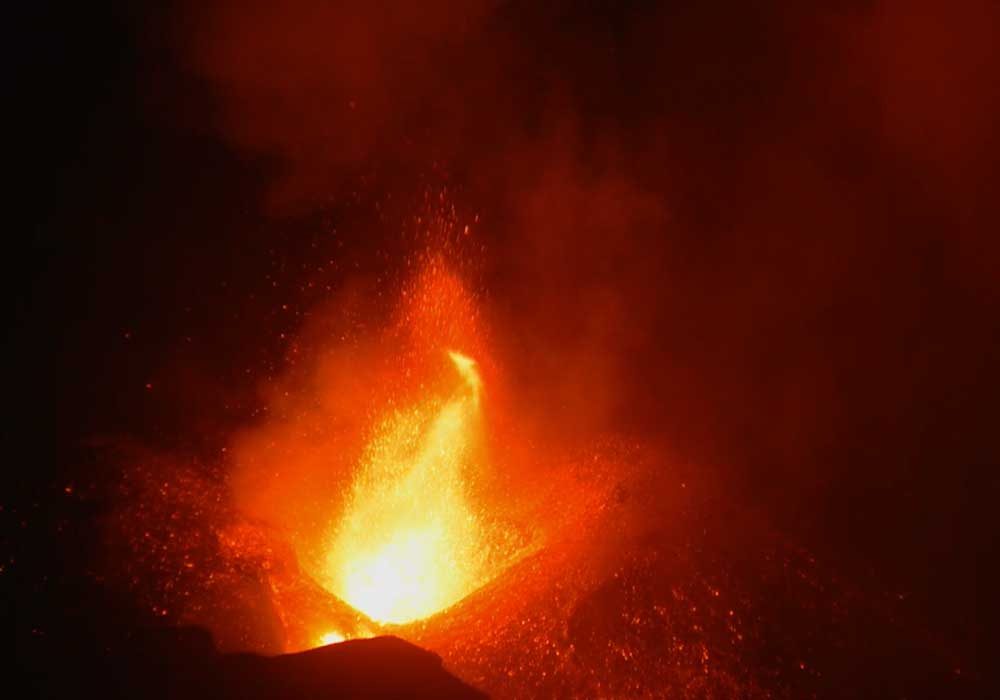 Lava fountain from the main vent at the La Palma eruption this evening (image: kimedia webcam)