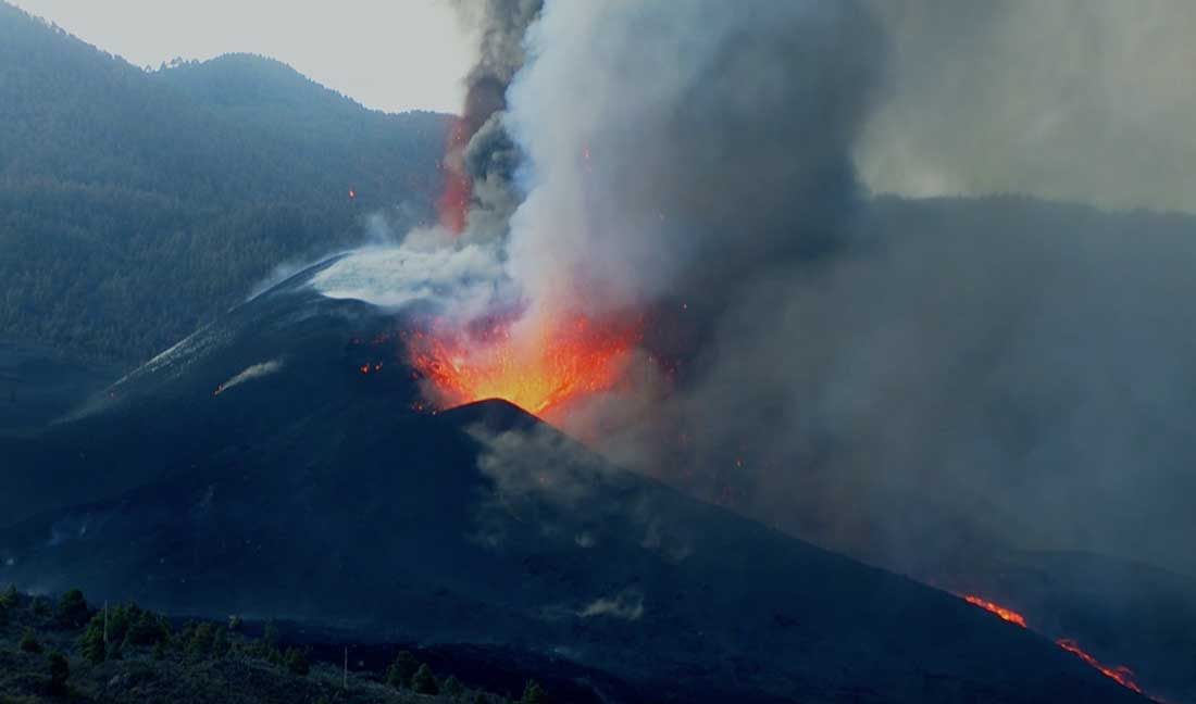 Intense activity at the La Palma volcano this morning (image: kimedia webcam)