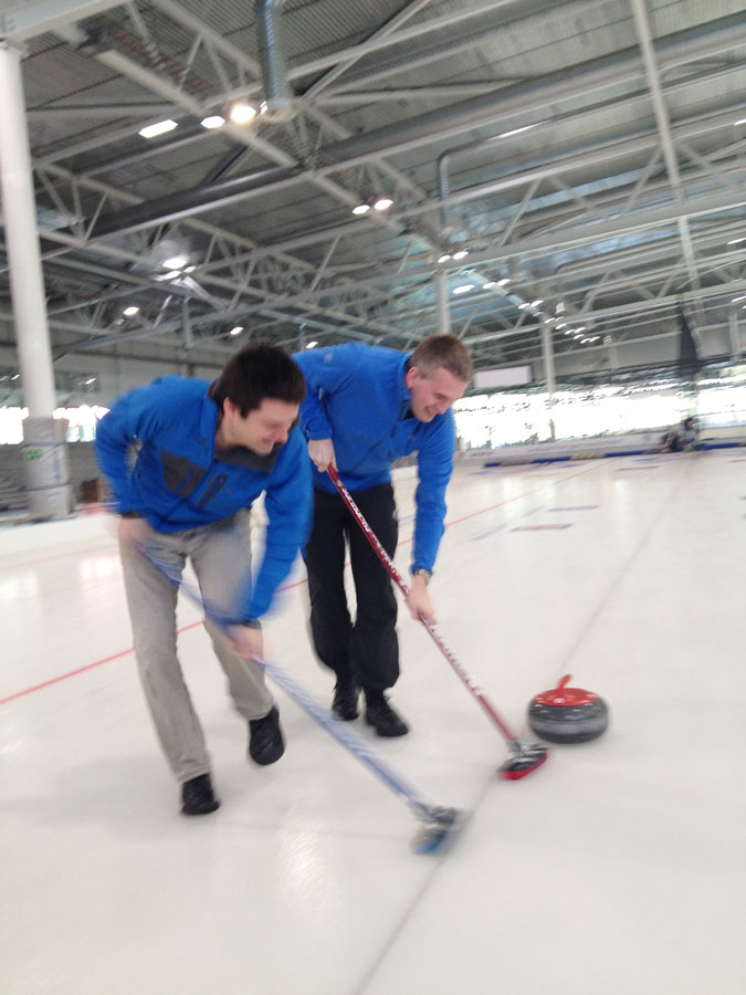 Ansatte spiller curling