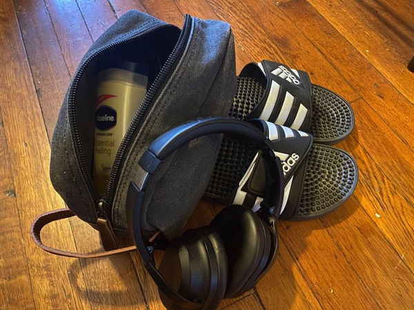 Toiletry bag, headphones and slides