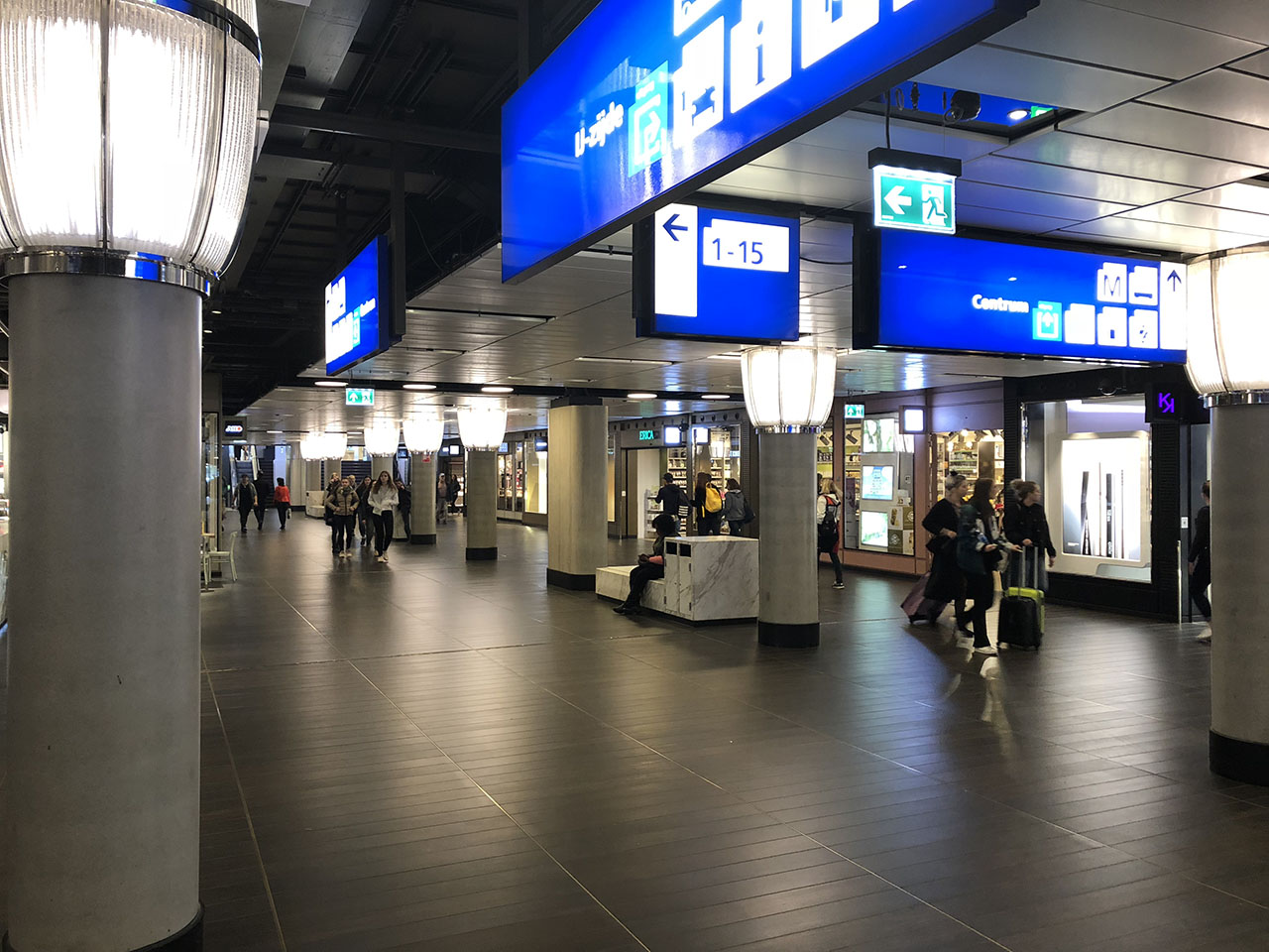 Stationshal, foto gemaakt met iPhone 8 Plus