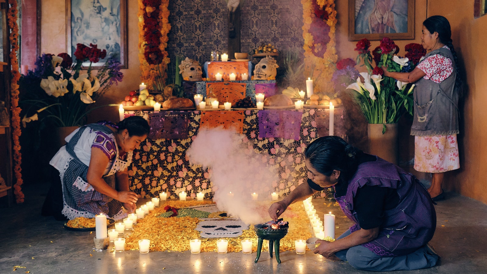 Hermanas Ruiz Lpez ponen el altar del da de muertos en Oaxaca