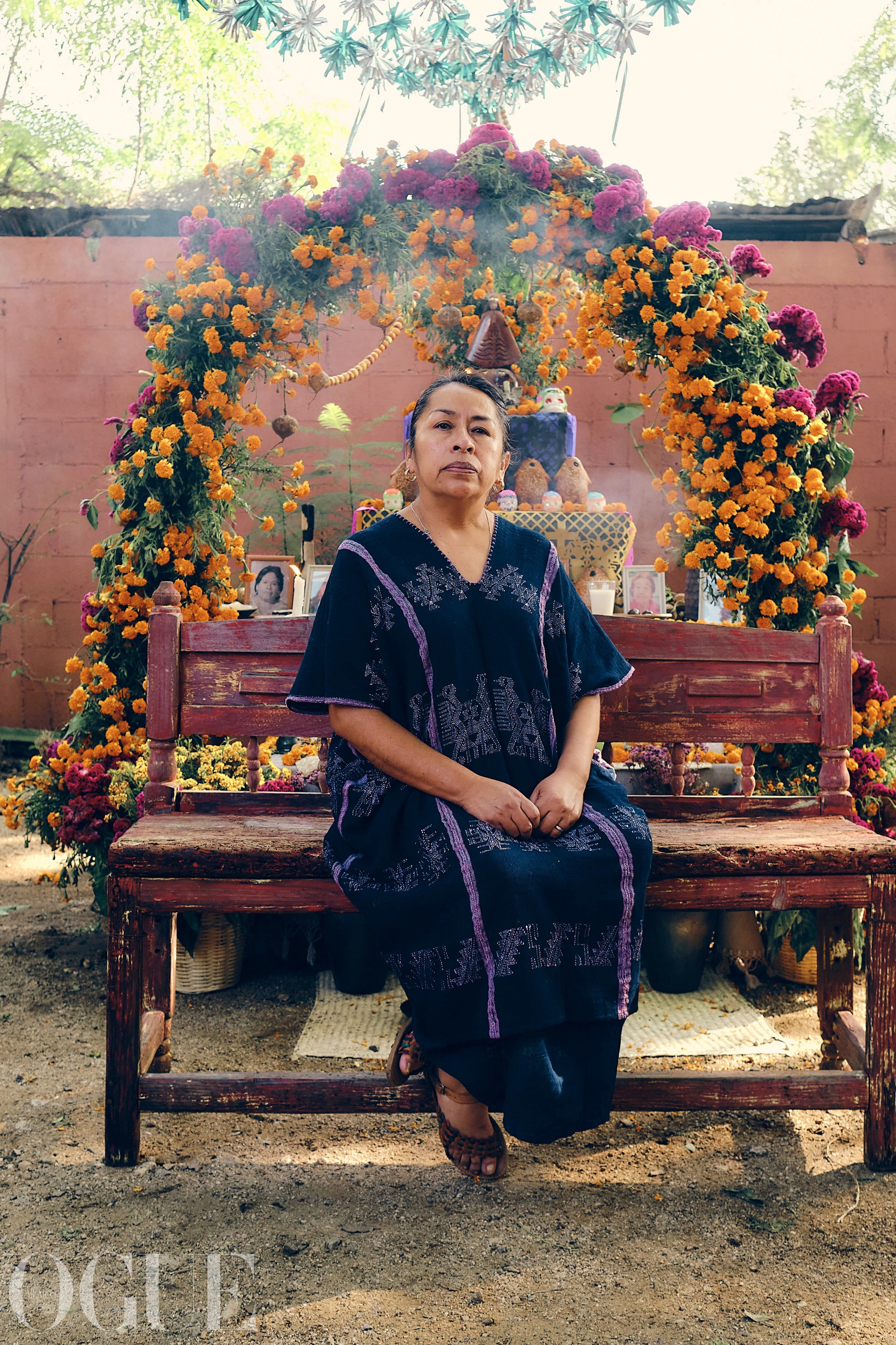 Uveira Cruz Soreano posa frente a su altar de Da de Muertos